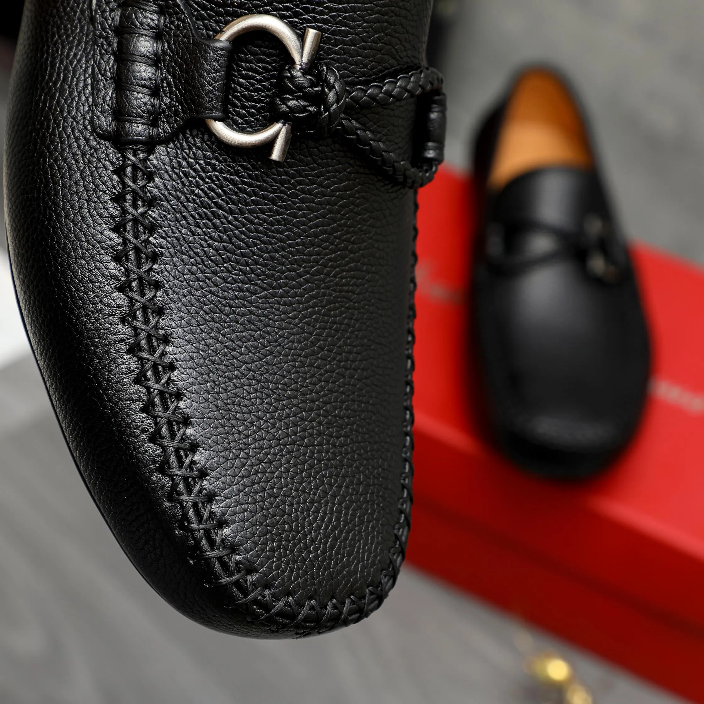 Men's shoes 💰480 Product trademark: Ferragamo "Ferragamo" casual slip-on shoes Regular size: 38-45 (45 is custom-made and non-returnable) Product materials: Selected pebbled cowhide upper, cowhide lining, rubber outsole